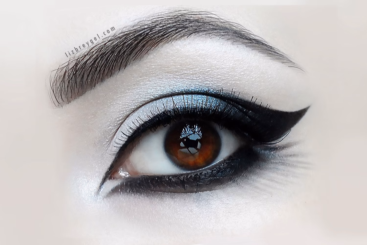 How to apply goth eyeliner?