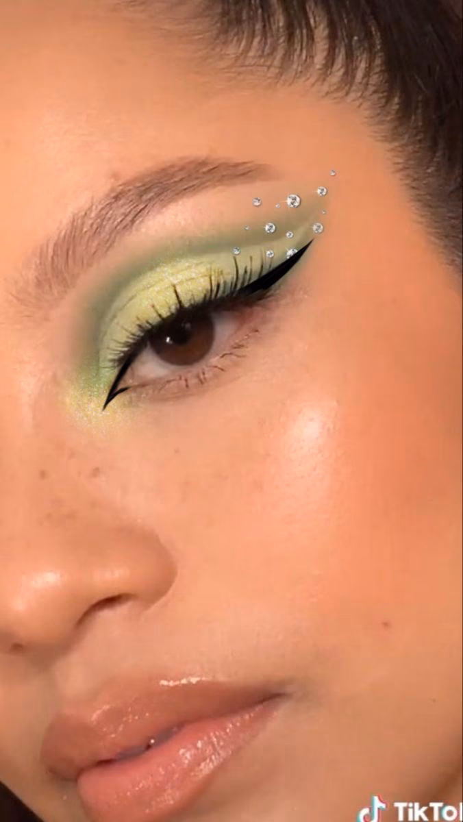 How to do makeup for green eyes?