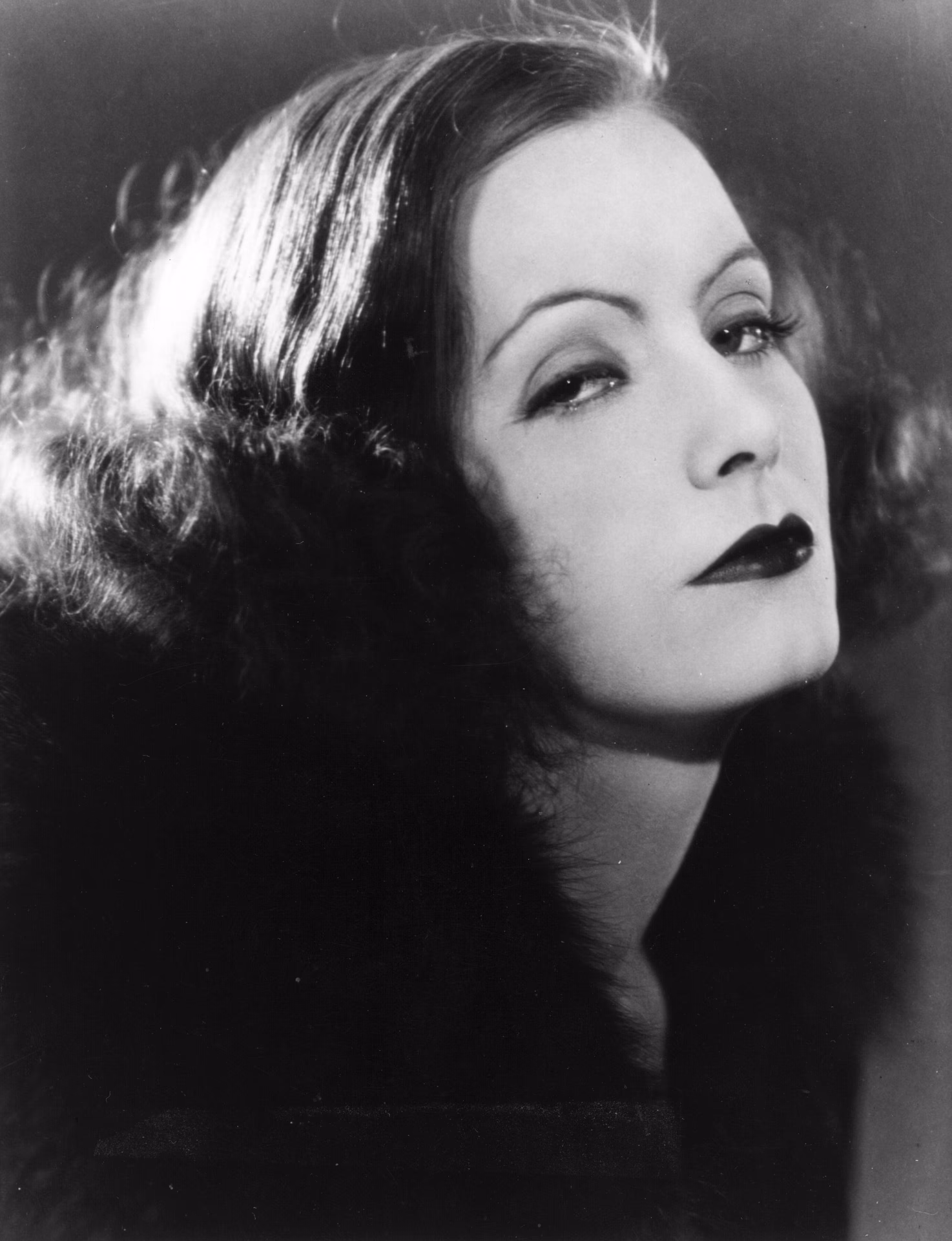 Did Greta Garbo wear false eyelashes?