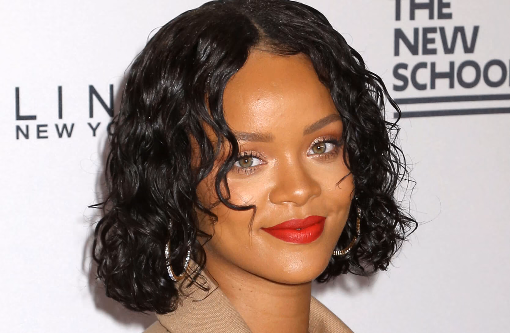 What makeup looks good on hazel eyes?