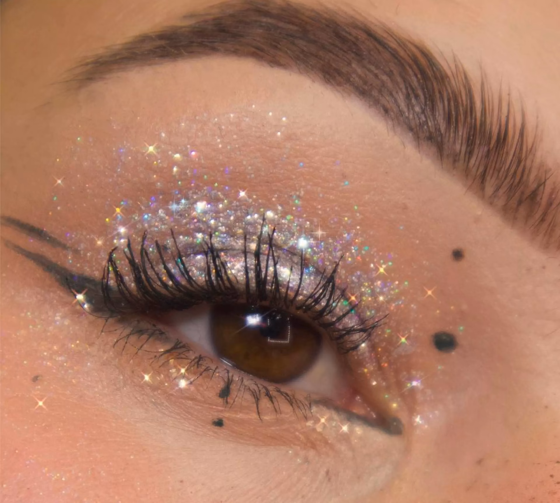 What is holographic eyeliner?