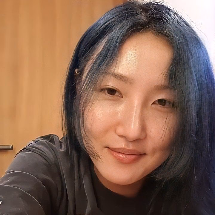 Why did Hwasa leave MAMAMOO?