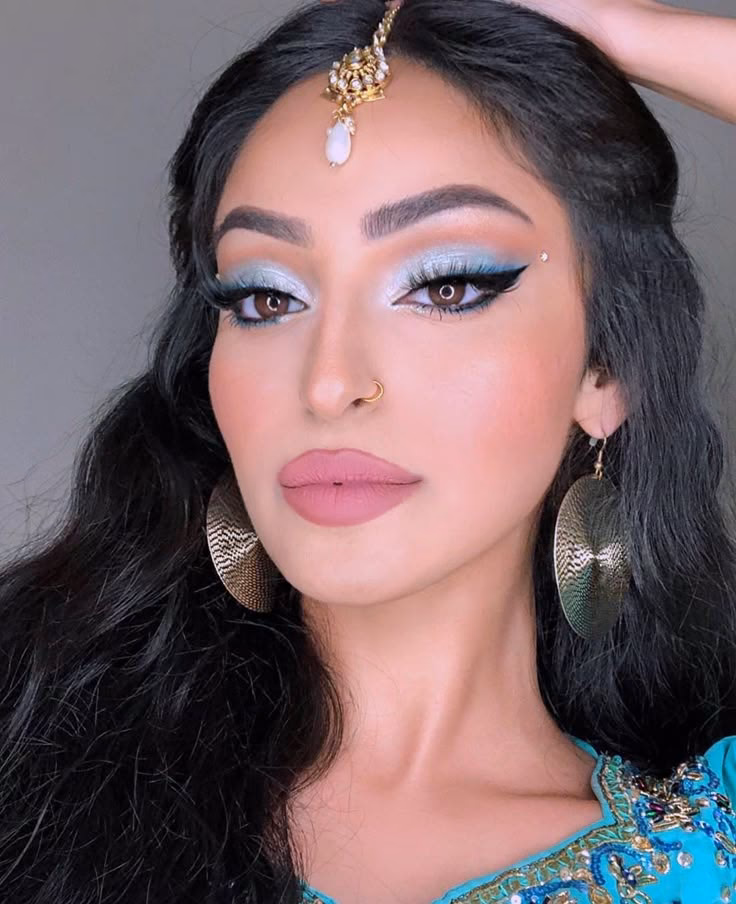 What makeup does Jasmine wear?