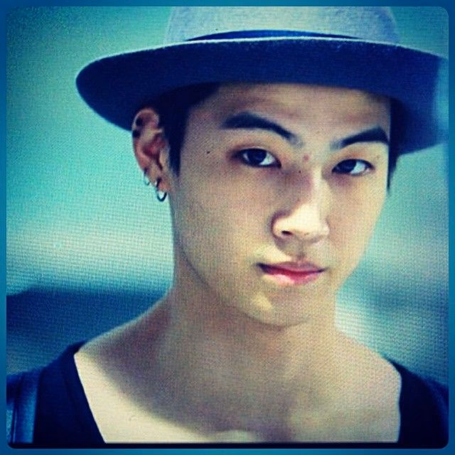 How to cover up red spots on face without makeup?