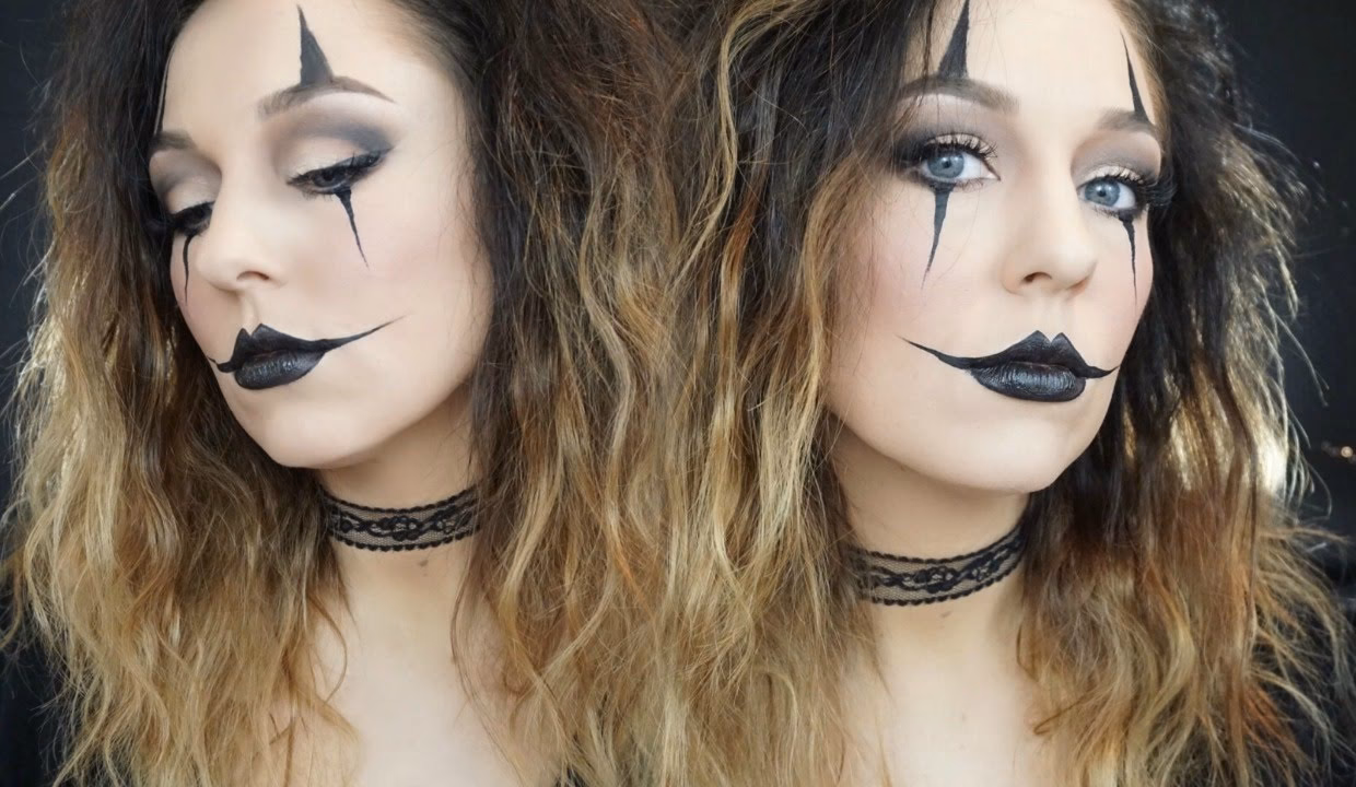 What colors did jesters wear?