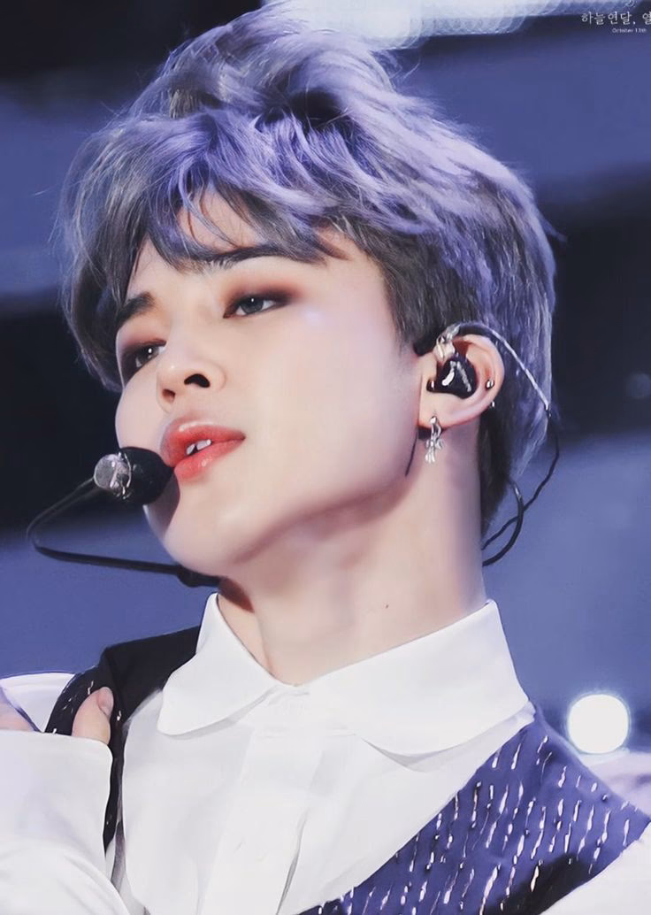 Does Jimin wear makeup?