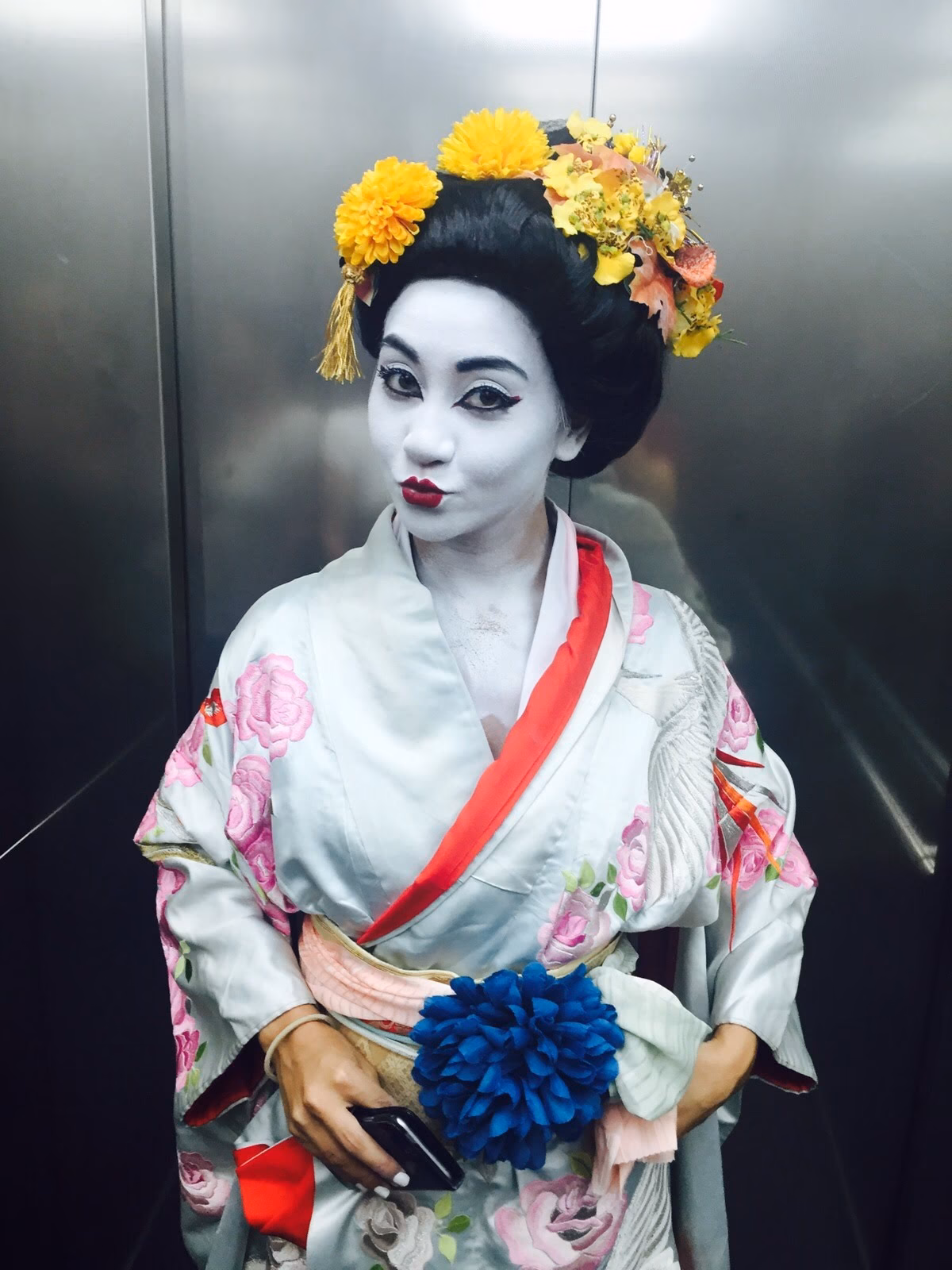 What does the female character in Kabuki wear?