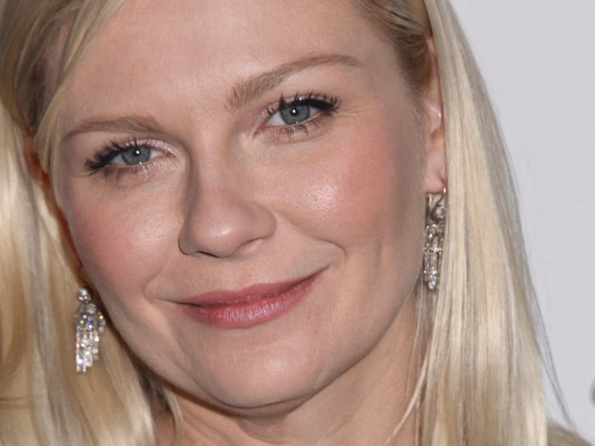 How old was Kirsten Dunst when she kissed Brad Pitt?