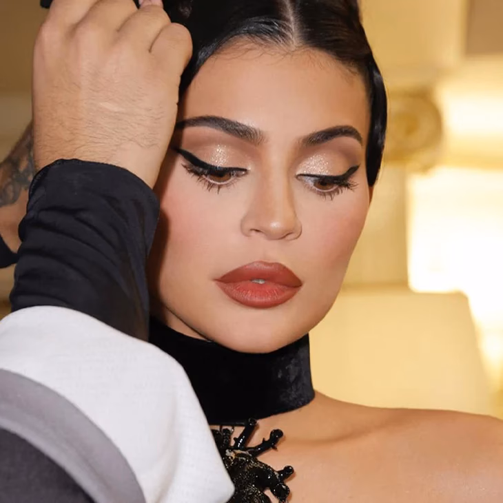 How did Kylie Jenner make her eyes bigger?