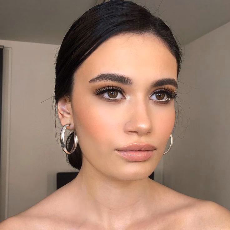 Are fluorescent lights good for makeup?