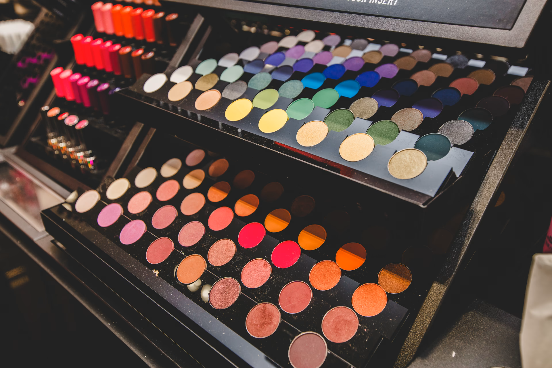 Heeft Douglas M·A·C?