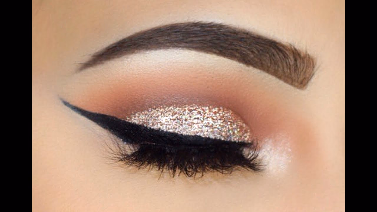 Does winged eyeliner make eyes bigger or smaller?