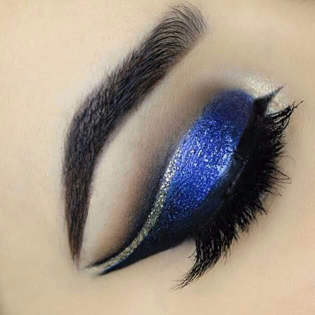 ¿Cómo cubrir el negro y azul con maquillaje?