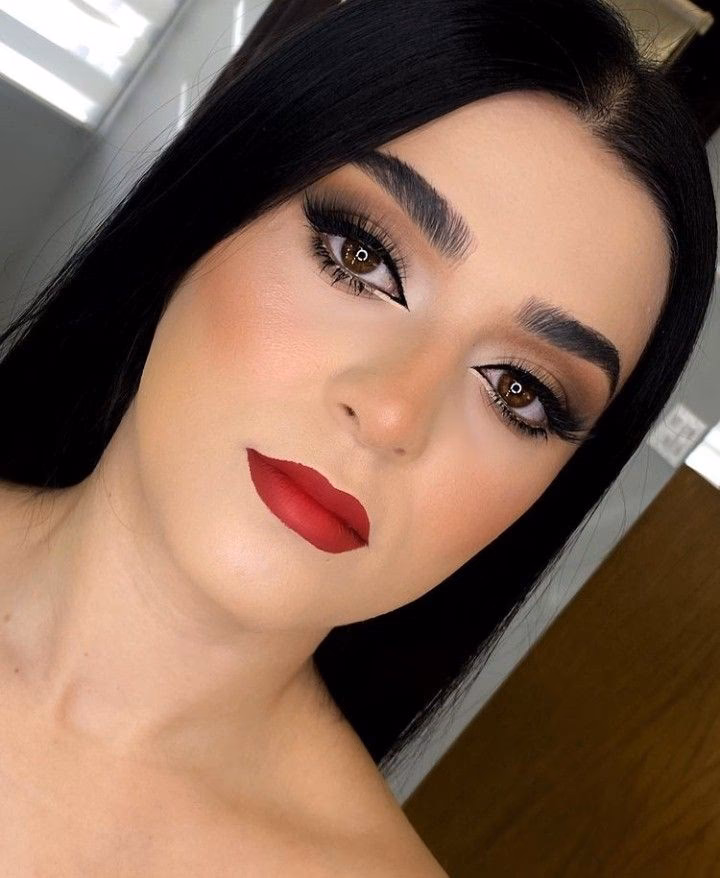 ¿Cómo maquillar los ojos cuando se usa lápiz labial rojo?