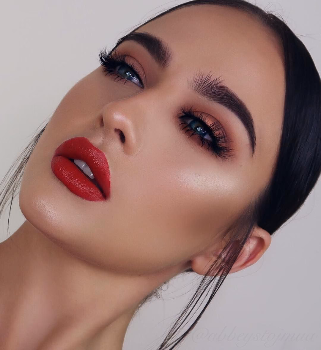 ¿El maquillaje puede causar mejillas rojas?