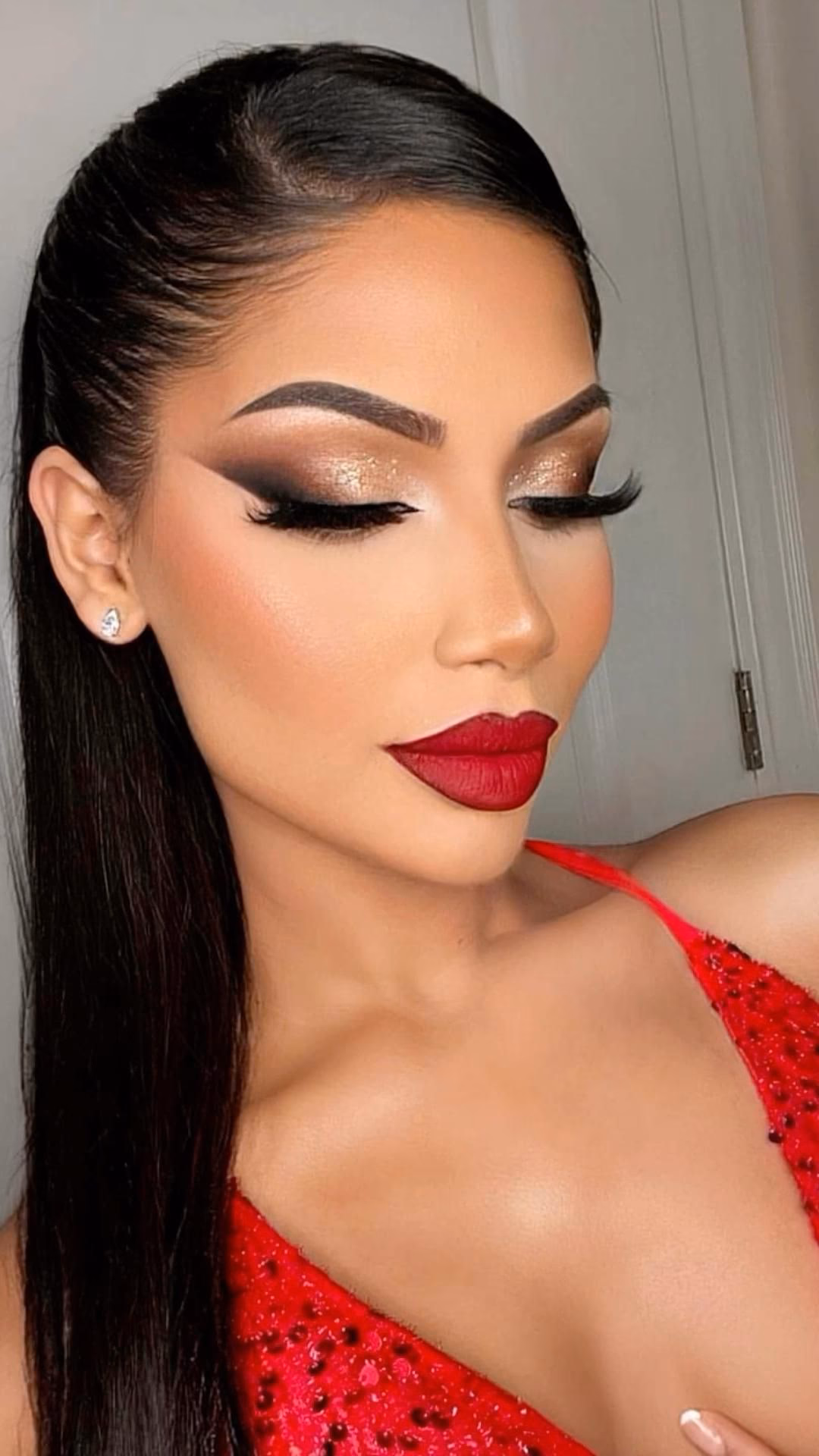 ¿Qué color de labial le queda a un vestido rojo?