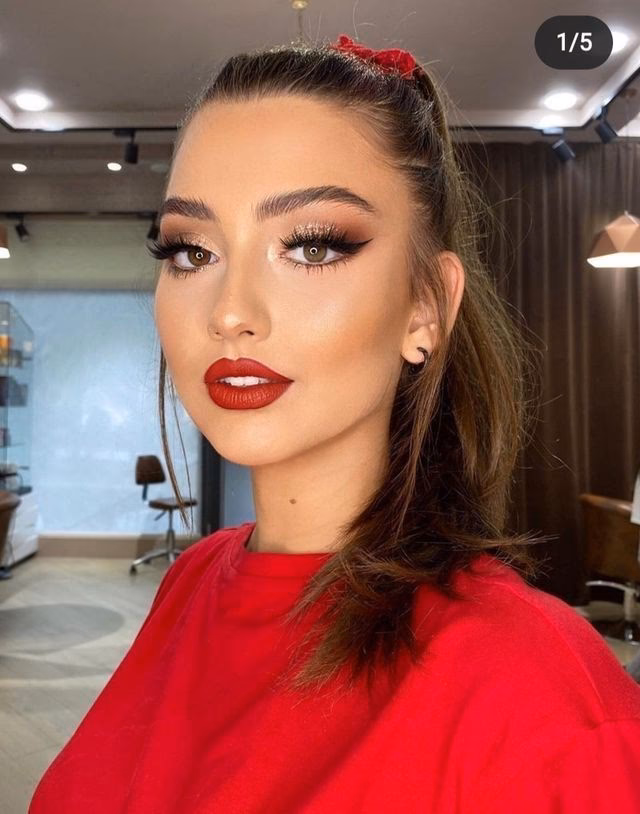 ¿Qué color de maquillaje queda bien con un vestido rojo?