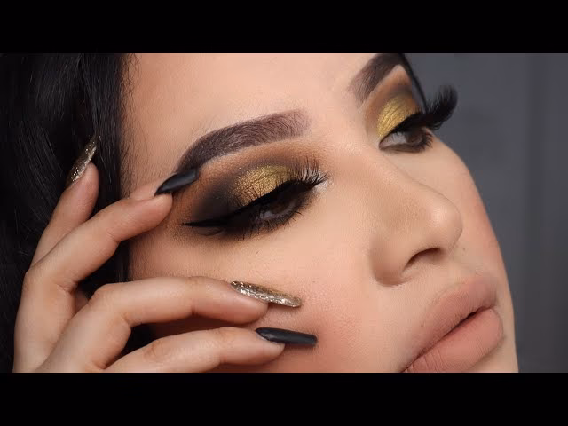 ¿Qué combina con la sombra de ojos dorada?