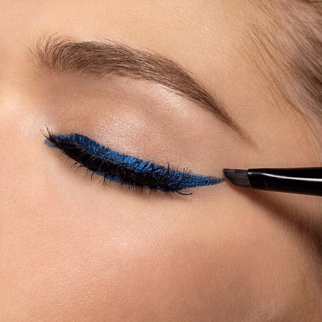 What type of eyeliner is best for mature eyes?