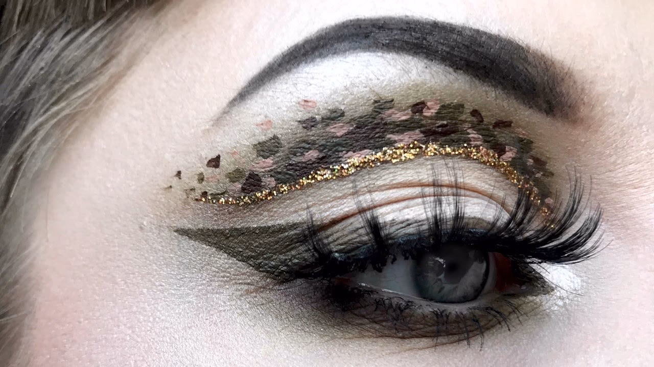 How do you make your eyes look greener with makeup?