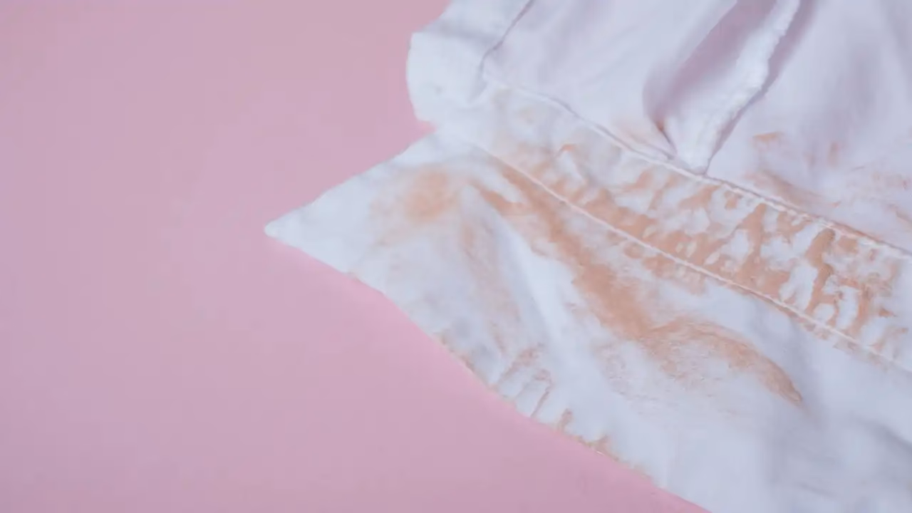 Wie bekomme ich Make-up-Flecken aus der Kleidung?