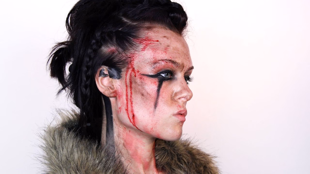 Why does Floki wear eyeliner?