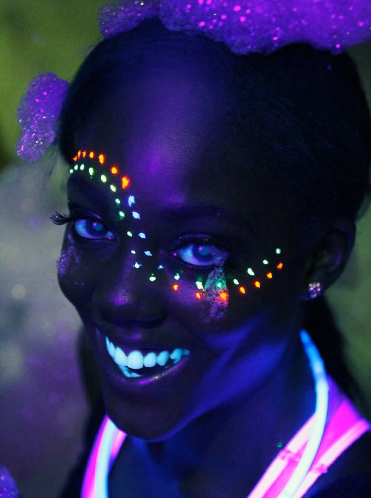 ¿Es seguro el maquillaje que brilla en la oscuridad?