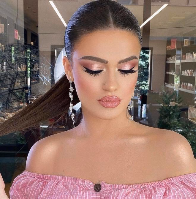 What eyeshadow color goes with pink?