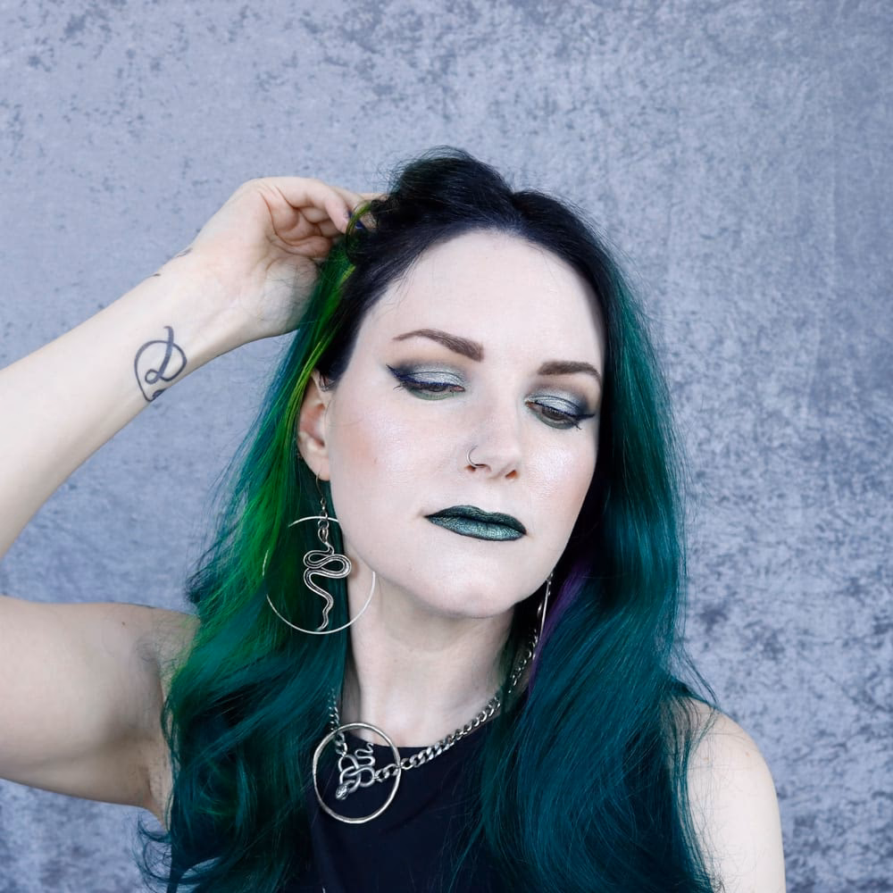 What color makes green hair pop?