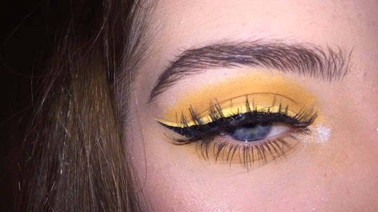 How to do makeup when wearing yellow?