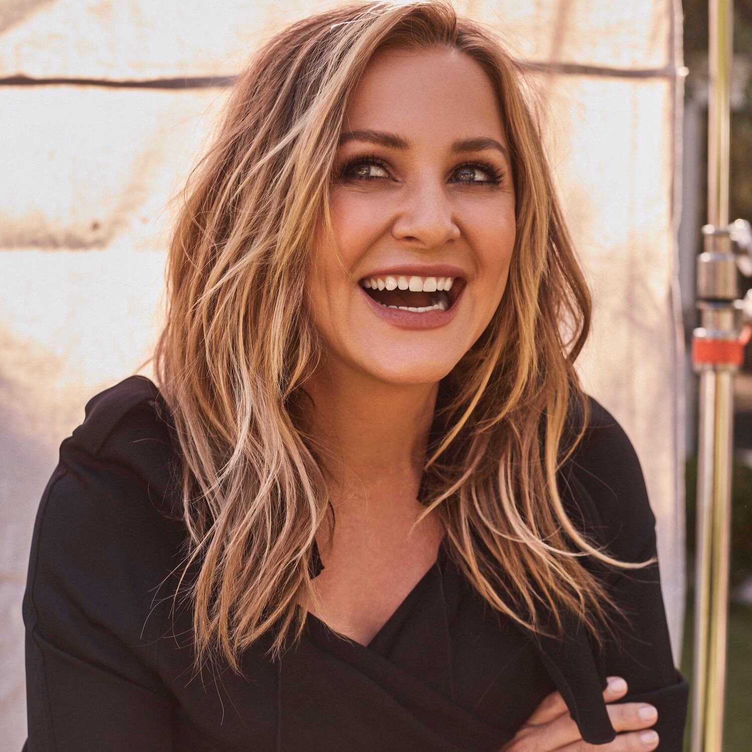 What nationality is Jessica Capshaw?