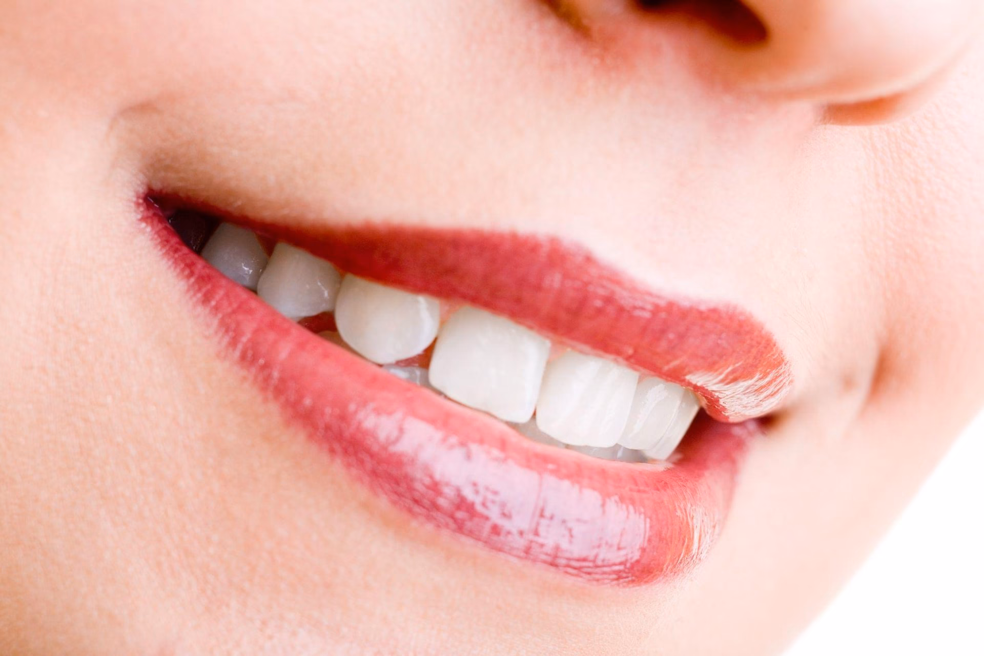 ¿Cómo arreglar los labios finos con maquillaje?