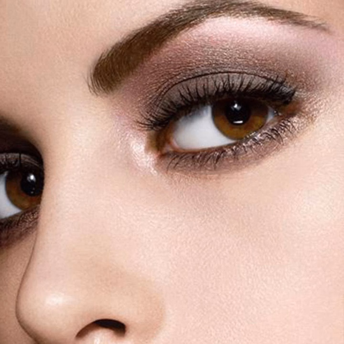 ¿Qué va primero en el maquillaje de ojos?