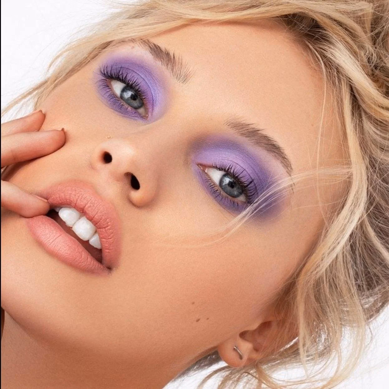 ¿Qué anula el maquillaje morado?