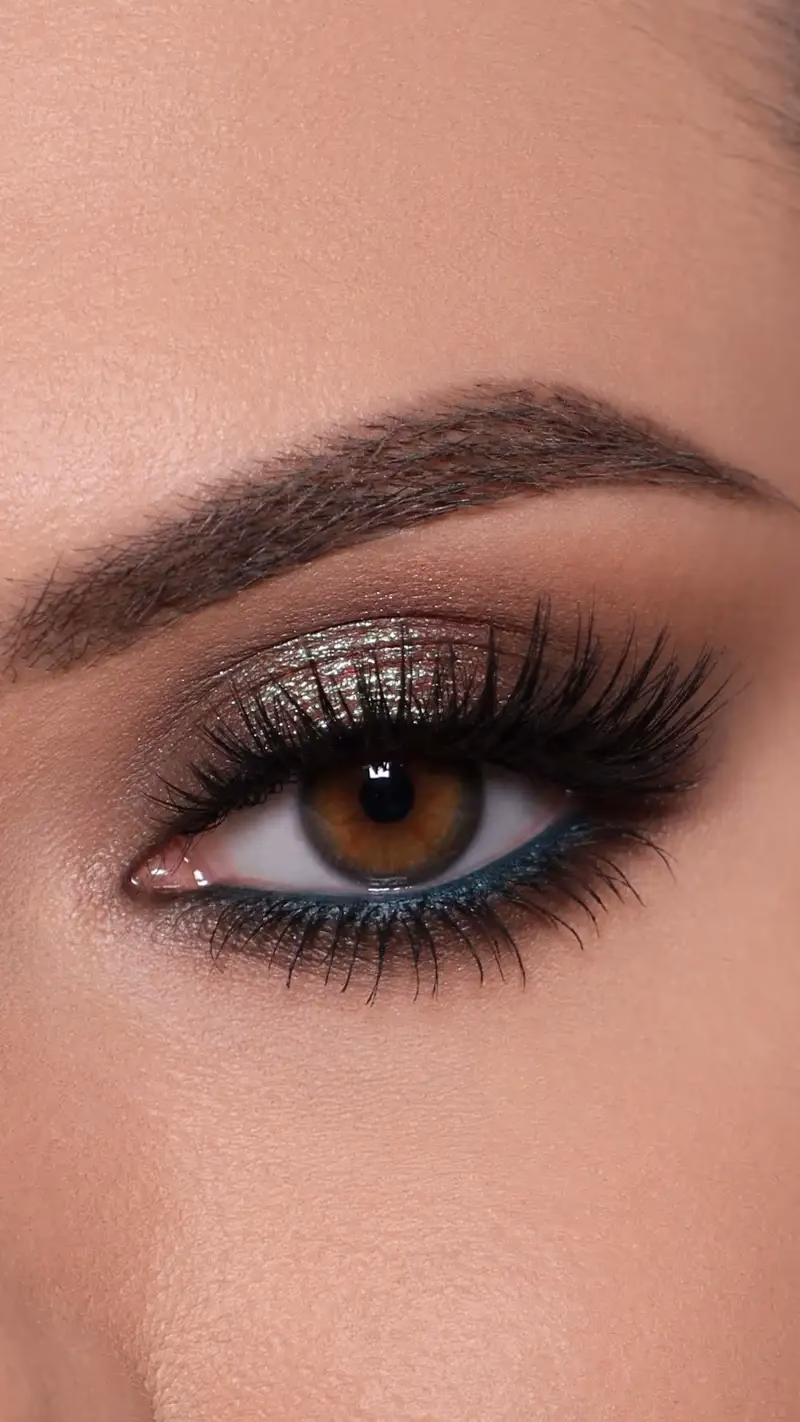 ¿Qué color de maquillaje resalta los ojos marrones?