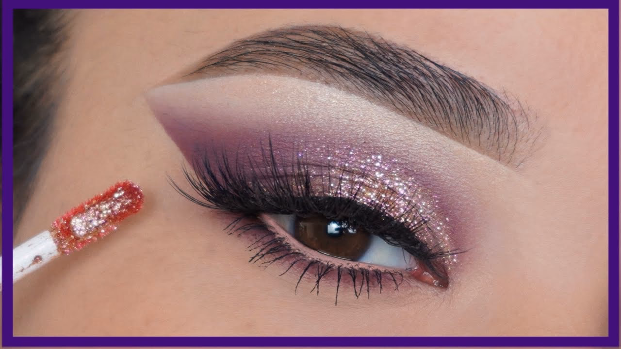 ¿Qué color resalta los ojos violetas?