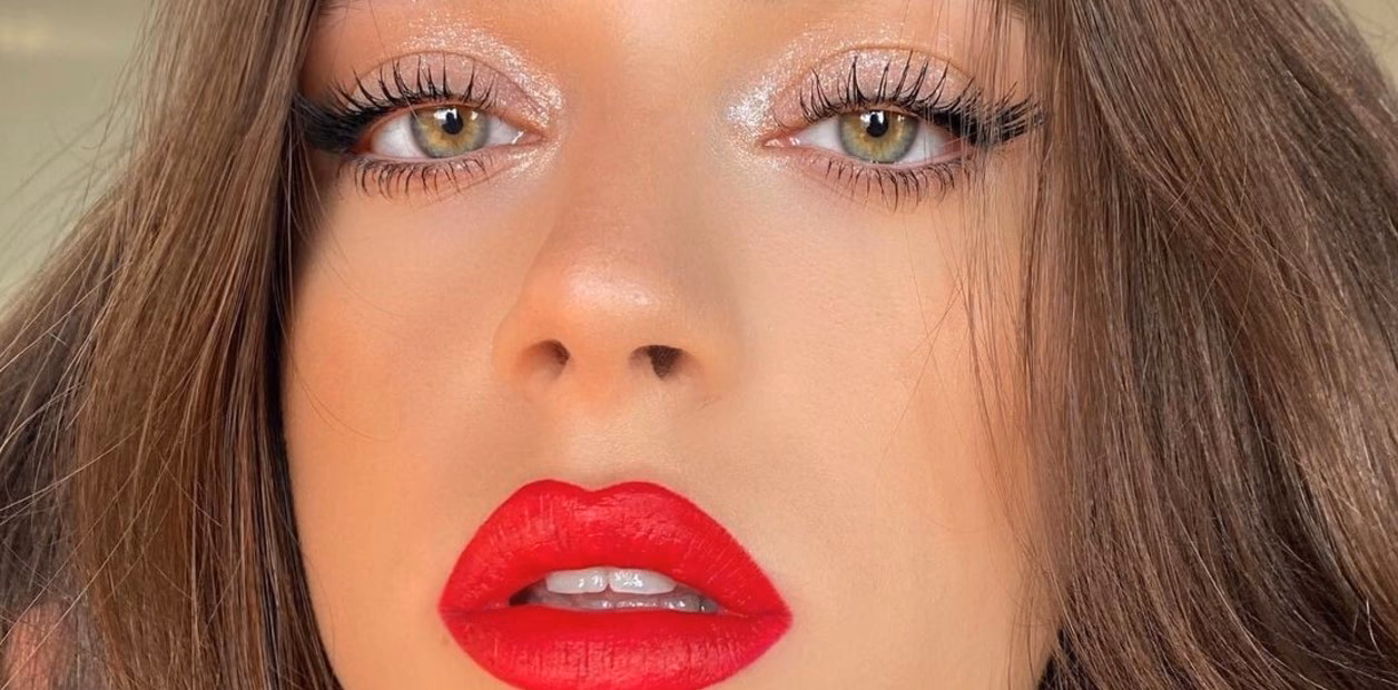 ¿Qué maquillaje combina bien con los labios rojos?