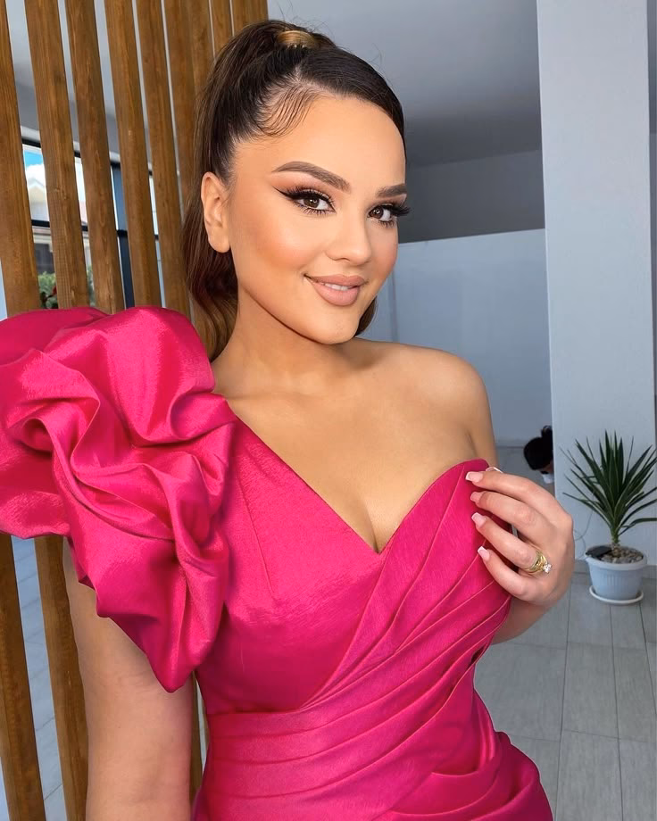 ¿Qué color combina con un vestido fucsia?