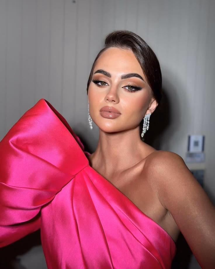 ¿Cómo puedo maquillarme si mi vestido es fucsia?