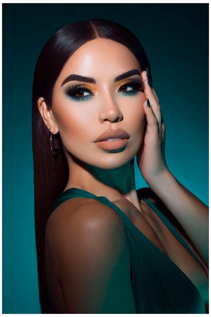 ¿Qué colores complementan un vestido verde esmeralda?