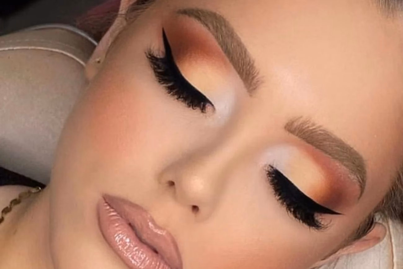 ¿Cómo maquillarse con pestañas postizas?