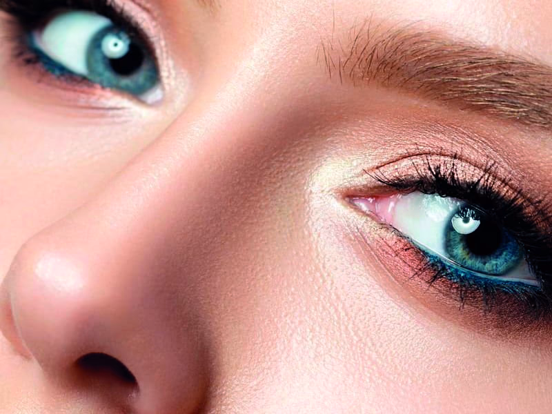 ¿Debes aplicar base en los párpados?