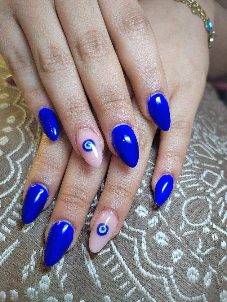 ¿Qué significa pintarse las uñas de azules?