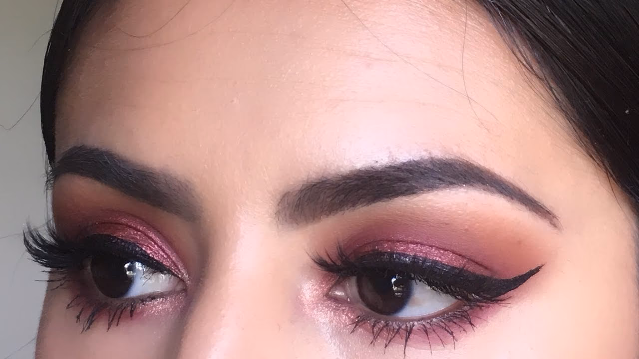 ¿Qué maquillaje combina con un vestido granate?