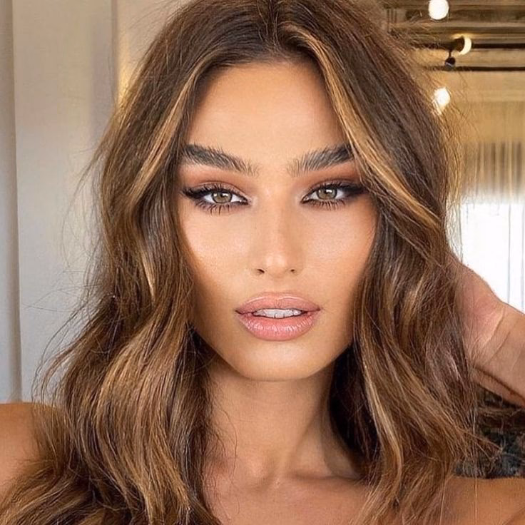 What makeup is best for brunettes?