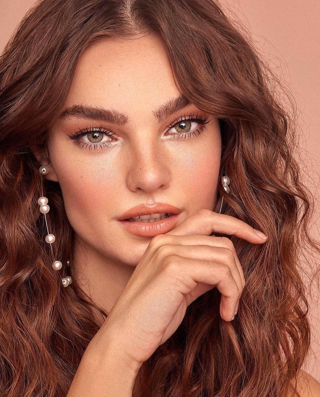 What makeup suits copper hair?