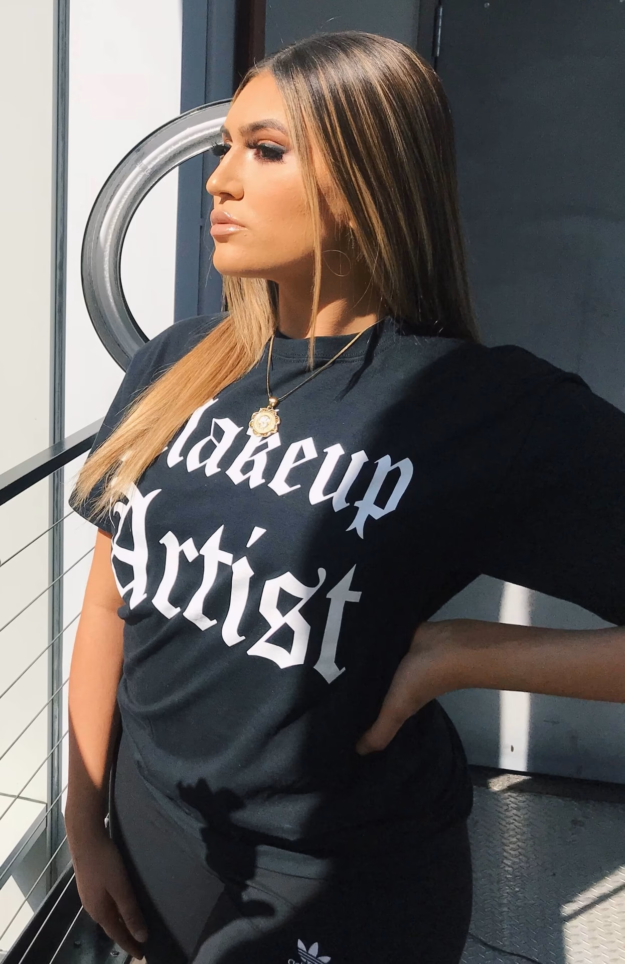 Where does Jennifer Aniston buy her t shirts?