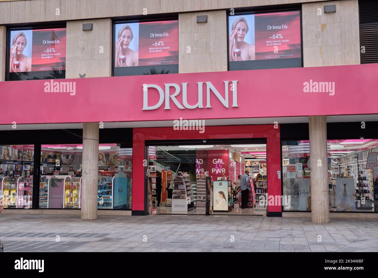 What are the top beauty retailers in Spain?