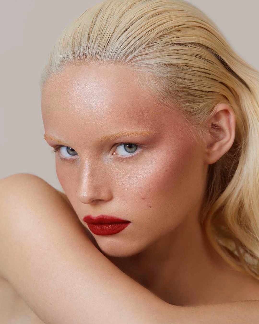 What makeup looks best on blondes?