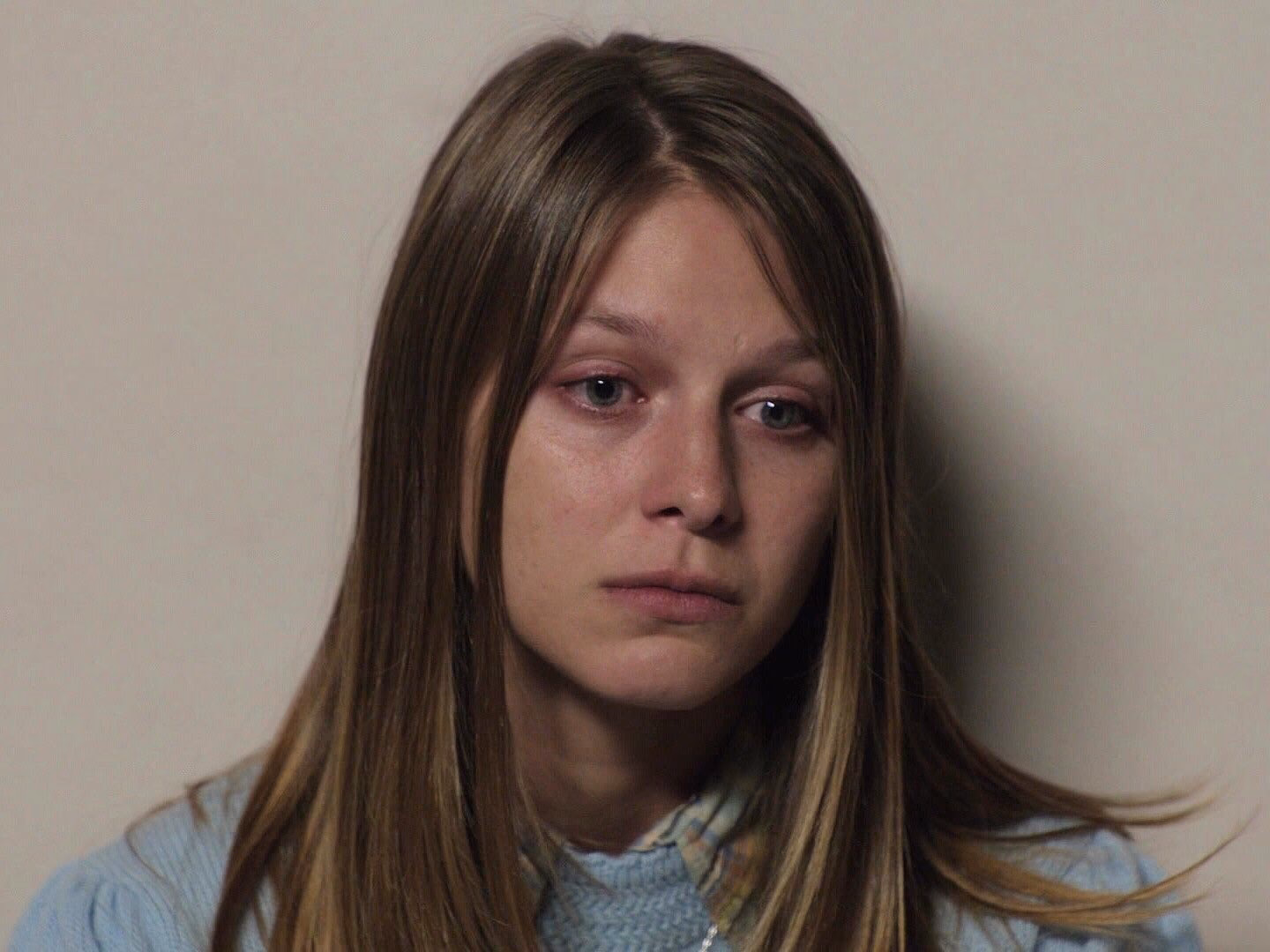 How many languages can Melissa Benoist speak?